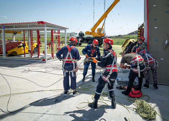 Les Services d'Urgence de l'OIPC Maîtrisent les Opérations de Sauvetage en Hauteur : Résultats de la Formation au Centre de Réponse Humanitaire Russo-Arménien