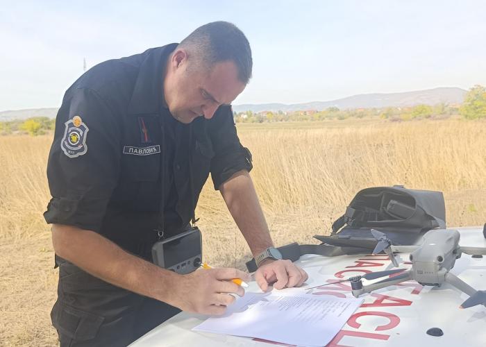 En Serbie, les instructeurs du Centre humanitaire russo-serbe dispensent une formation de l’OIPC sur l’utilisation des drones lors d’incendies de végétation en cours